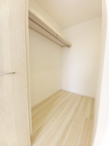 ◇泉町下川　3期　全5棟　5号棟　効率と利便性を意識した家事動線で過ごしやすい間取り♪の洋室|同施工◆収納スペースの写真です◆　十分な広さがあるので収納には困りませんね♪　お手持ちの衣類ケースなども置ける大空間で、寝室がスッキリ使えます。

