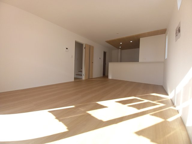 ◇泉町下川　3期　全5棟　5号棟　効率と利便性を意識した家事動線で過ごしやすい間取り♪の居間・リビング|◆居室の写真です◆　日当たり良好の居室は気持ちが良いですね。　家族構成によって色んなアレンジを加えられます♪それぞれにプライベートなスペースを持ち、子どもたちの成長も見守ることができますね。

