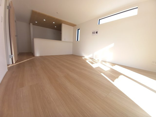 ◇泉町下川　3期　全5棟　5号棟　効率と利便性を意識した家事動線で過ごしやすい間取り♪の居間・リビング|◆居室の写真です◆　柔らかい陽光が差し込む明るいお部屋を演出☆　使い勝手の良い間取りなので、ご家族の状況の変化にも耐えられますね。


