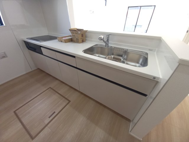 ◇泉町下川　3期　全5棟　5号棟　効率と利便性を意識した家事動線で過ごしやすい間取り♪のキッチン|同施工◆キッチンの写真です◆　目の前にリビングが広がる対面キッチンを採用、キッチンからリビング全体を見渡せる子育て中のご家族にも嬉しい造りです！キッチンでお料理をお楽しみください♪
