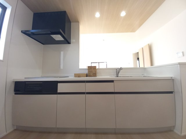 ◇泉町下川　3期　全5棟　5号棟　効率と利便性を意識した家事動線で過ごしやすい間取り♪のキッチン|◆キッチンの写真です◆　使い勝手の良いシステムキッチン！
家族の笑顔を見ながらするお料理は対面キッチンの特権ですね！
お料理しやすいキッチンです♪