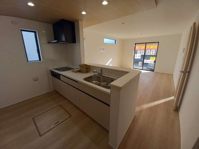 ◇泉町下川　3期　全5棟　5号棟　効率と利便性を意識した家事動線で過ごしやすい間取り♪のキッチン|◆キッチンの写真です◆お料理しながらご家族とコミュニケーションをとれる人気のプランです。料理中でもお子様がリビングやダイニングで遊んでいる姿が見えます。