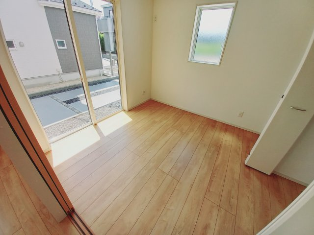 ◇泉町下川　3期　全5棟　2号棟　家族で暮らしやすい4LDK！◇の洋室|同施工◆居室の写真です◆　木の温もりがナチュラルでくつろげる空間ですね♪　寝室にも、子供部屋にも、趣味のお部屋にもお使いいただけます♪