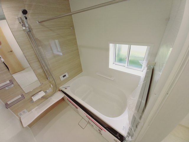 ◇泉町下川　3期　全5棟　2号棟　家族で暮らしやすい4LDK！◇の浴室|同施工◆ユニットバスの写真です◆　毎日の疲れを癒す広々とした浴室は、足を伸ばしてゆっくりとくつろげます♪　好きな音楽を聴いたり、動画を見たり、半身浴をして　自分だけの癒し時間が楽しめますね！

