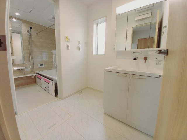 ◇泉町下川　3期　全5棟　2号棟　家族で暮らしやすい4LDK！◇の独立洗面台|同施工◆洗面所の写真です◆　洗面台は朝をすっきりさせてくれる空間としては大切な空間です。バタバタしている忙しい朝でも収納が多い洗面台では短い時間で効率良く支度ができます。

