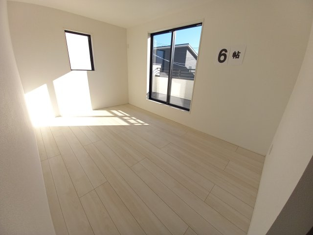 ◇泉町下川　3期　全5棟　2号棟　家族で暮らしやすい4LDK！◇の洋室|同施工◆居室の写真です◆　寝室以外にも、趣味のお部屋にもお使いいただけます♪　子供部屋や主寝室などお部屋の使い分けができ、家族で暮らしやすいです！

