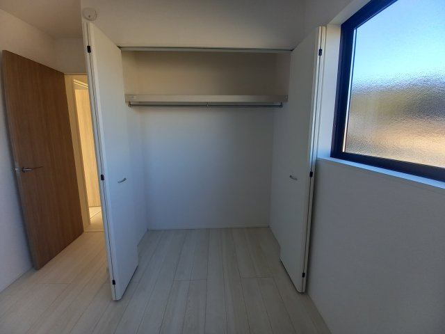 ◇泉町下川　3期　全5棟　2号棟　家族で暮らしやすい4LDK！◇の収納|同施工◆収納スペースの写真です◆　衣類やカバンなどたっぷりと収納可能です！生活感のあるものを隠して置けるからお部屋をスッキリと見せやすいです。

