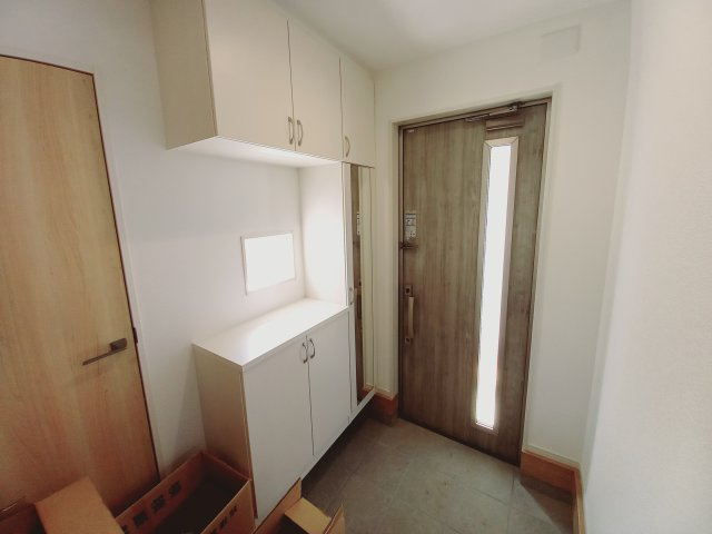 ◇泉町下川　3期　全5棟　2号棟　家族で暮らしやすい4LDK！◇の玄関|同施工◆玄関の写真です◆
玄関ホールにシューズクロークがあると、靴だけでなくベビーカーや自転車、アウトドア用品などもしまうことができて便利です！ご家族が多くてもスッキリキレイに収納できますね♪

