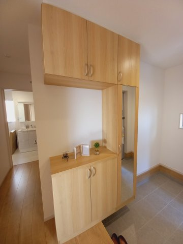 ◇泉町下川　3期　全5棟　2号棟　家族で暮らしやすい4LDK！◇の玄関|同施工◆玄関の写真です◆
お洒落な玄関は気分が良いですね♪広々とした玄関になっております。　ご両親やお友達が来ても、靴の置き場に困ることはありません。収納力たっぷりで、整理整頓も楽ちんですね。


