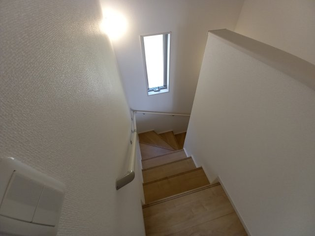 ◇泉町下川　3期　全5棟　2号棟　家族で暮らしやすい4LDK！◇の内装|同施工◆階段の写真です◆　窓から日が差して足元がしっかり確認できますね♪
さりげなく光があふれ、階段全体を柔らかく照らしています。



