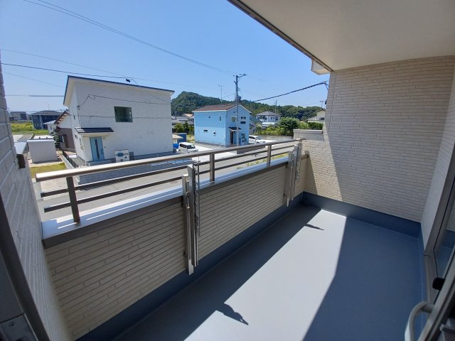◇泉町下川　3期　全5棟　2号棟　家族で暮らしやすい4LDK！◇のバルコニー|同施工◆バルコニーの写真です◆　日当たりも良く、屋根もしっかりありますのでお洗濯も快適です。急な雨が降っても安心です。お天気に左右されずに外出出来るのは嬉しいですね！