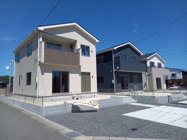 ◇泉町下川　3期　全5棟　2号棟　家族で暮らしやすい4LDK！◇の前面道路含む現地写真|同施工◆外観の写真です◆　
＼楽しみが広がる憧れのマイホーム (^^♪／
子供部屋や主寝室などお部屋の使い分けができ、ファミリー層が暮らしやすい4LDKです！

