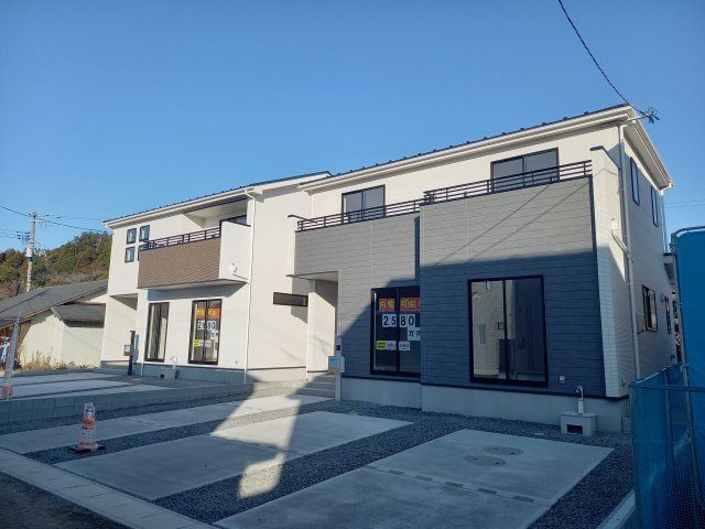 ◇泉町下川　3期　全5棟　2号棟　家族で暮らしやすい4LDK！◇の前面道路含む現地写真|同施工◆外観の写真です◆　
＼楽しみが広がる憧れのマイホーム (^^♪／
子供部屋や主寝室などお部屋の使い分けができ、ファミリー層が暮らしやすい4LDKです！

