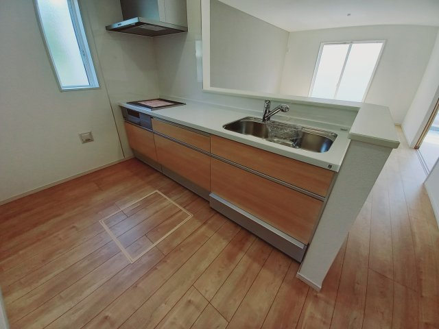 ◇泉町下川　3期　全5棟　2号棟　家族で暮らしやすい4LDK！◇のキッチン|同施工◆キッチンの写真です◆　目の前にリビングが広がる対面キッチンを採用、キッチンからリビング全体を見渡せる子育て中のご家族にも嬉しい造りです！キッチンでお料理をお楽しみください♪
