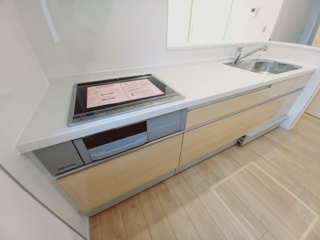 ◇泉町下川　3期　全5棟　2号棟　家族で暮らしやすい4LDK！◇のキッチン|同施工◆キッチンの写真です◆　使い勝手の良いシステムキッチン！
家族の笑顔を見ながらするお料理は対面キッチンの特権ですね！
お料理しやすいキッチンです♪