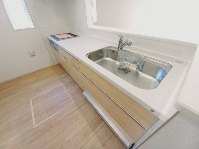 ◇泉町下川　3期　全5棟　2号棟　家族で暮らしやすい4LDK！◇のキッチン|同施工◆キッチンの写真です◆お料理しながらご家族とコミュニケーションをとれる人気のプランです。料理中でもお子様がリビングやダイニングで遊んでいる姿が見えます。