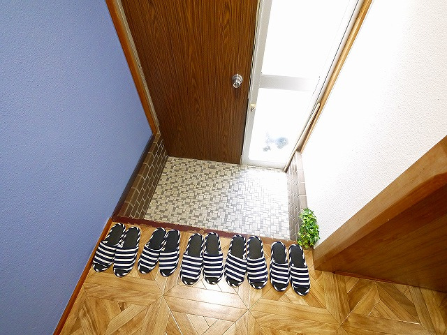 生駒市中菜畑2-1032-7貸家の玄関|収納もある玄関です