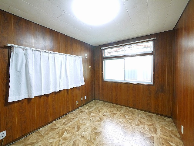 生駒市中菜畑2-1032-7貸家の洋室|明るい洋室です