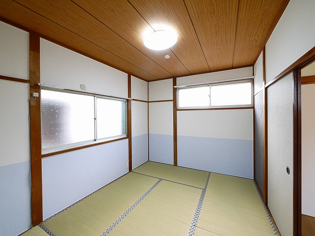 生駒市中菜畑2-1032-7貸家の和室|明るい和室です