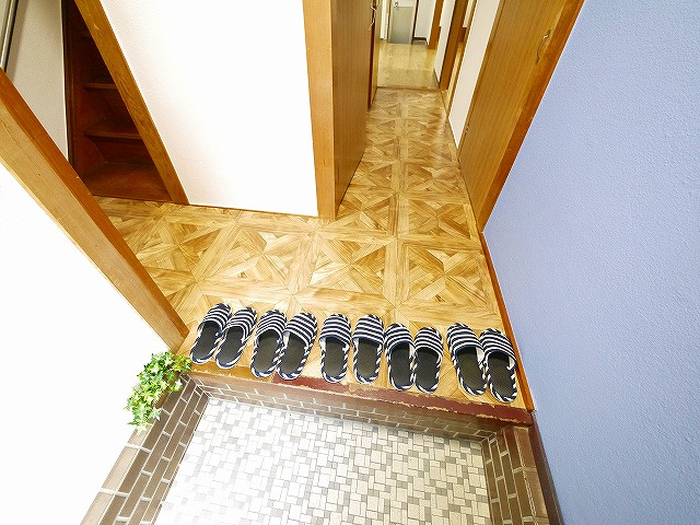 生駒市中菜畑2-1032-7貸家の玄関|毎日通る玄関はこちらです