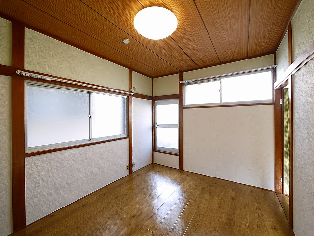 生駒市中菜畑2-1032-7貸家の寝室|広くて明るい寝室