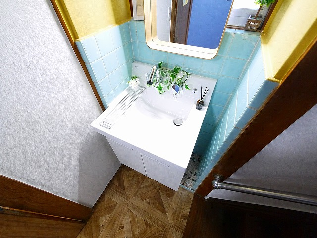 生駒市中菜畑2-1032-7貸家の洗面所|明るい洗面所です