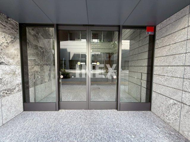 横浜市中区不老町３丁目の賃貸マンションのエントランス