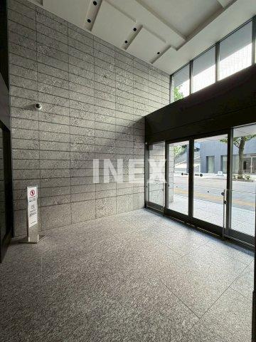 横浜市中区不老町３丁目の賃貸マンションのエントランス