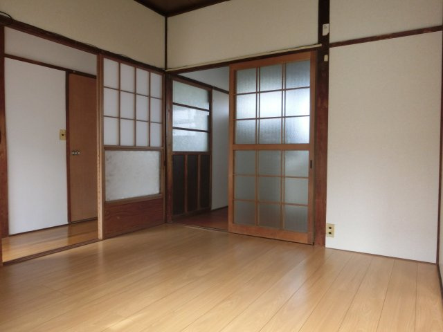 濱田産業貸家の居間・リビング|陽が入り明るいお部屋です