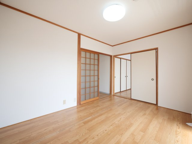 サンロイヤル豊成の洋室