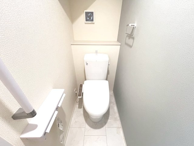 リーブルガーデン　一宮市大赤見（赤見小学校西）　全3区画分譲のトイレ|超表面平滑加工とイオンパワーの「セフィオンテクト」加工で、汚れが付きにくく落ちやすい仕様で清潔です。
便器にフチがないので汚れが隠れて見えない部分がありません。お手入れがとってもラクラクです。