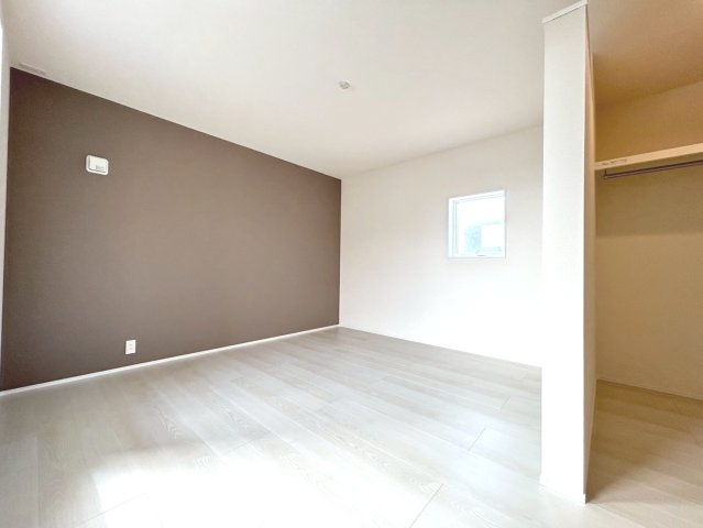 リーブルガーデン　一宮市大赤見（赤見小学校西）　全3区画分譲の寝室|すべての居室にはたっぷり収納できる大型のクローゼット、各室に２４時間換気システムを設置しています。
排気ファンから低風量で24時間強制排気し、家の中の空気をいつも新鮮に保ちます。
