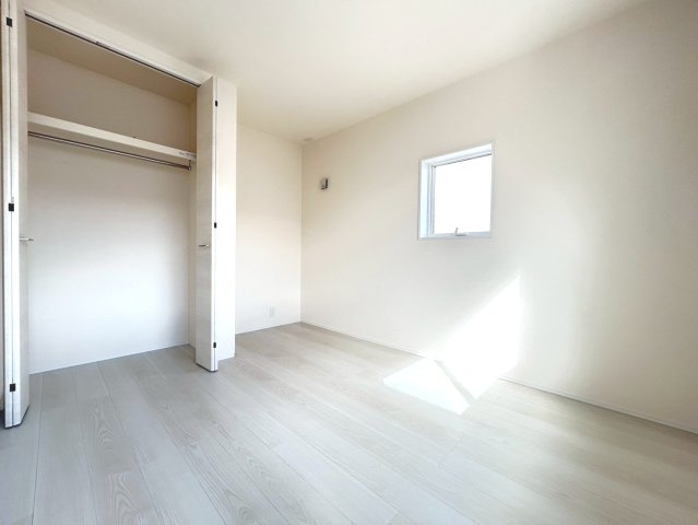 リーブルガーデン　一宮市大赤見（赤見小学校西）　全3区画分譲の洋室|全居室にたっぷり収納できる大型クローゼット、居室部分の窓ガラスには間に空気層を設けたペアガラスを採用。
高い断熱性と共にガラス面の結露対策にも効果を発揮します。