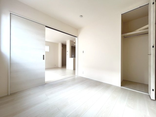 リーブルガーデン　一宮市大赤見（赤見小学校西）　全3区画分譲の洋室|全居室にたっぷり収納できる大型クローゼット、居室部分の窓ガラスには間に空気層を設けたペアガラスを採用。
高い断熱性と共にガラス面の結露対策にも効果を発揮します。