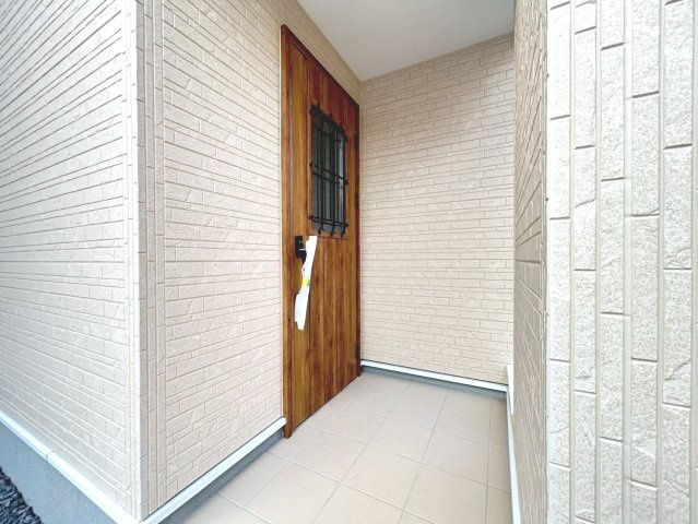 リーブルガーデン　一宮市大赤見（赤見小学校西）　全3区画分譲の玄関|【ピッキング防止機能付き玄関ドア錠】玄関ドアの鍵は上下に２つあり、内側の下段は脱着サムターンキー。
鍵を不正に開錠されても、もう１つの鍵でピッキングを防ぎます。防犯性の高い仕様になっています。