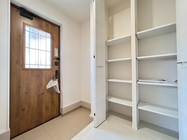 リーブルガーデン　一宮市大赤見（赤見小学校西）　全3区画分譲の玄関|大容量のシューズ収納付きで玄関周りもすっきり！玄関ドアからの光が玄関ホールを明るくしてくれます。