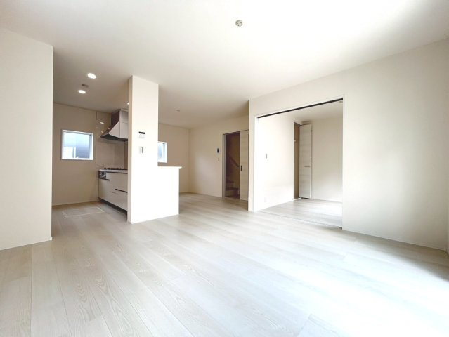 リーブルガーデン　一宮市大赤見（赤見小学校西）　全3区画分譲の居間・リビング|明るい日差しをふんだんに取り込んだリビングダイニングは家族の笑顔につつまれた素敵な空間になります。
一建設の家は精度が高く丈夫な工法を採用し、「住宅トップランナー基準」に対応しています。