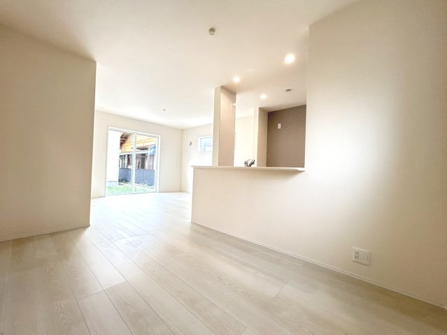 リーブルガーデン　一宮市大赤見（赤見小学校西）　全3区画分譲の居間・リビング|明るい日差しをふんだんに取り込んだリビングダイニングは家族の笑顔につつまれた素敵な空間になります。
一建設の家は精度が高く丈夫な工法を採用し、「住宅トップランナー基準」に対応しています。