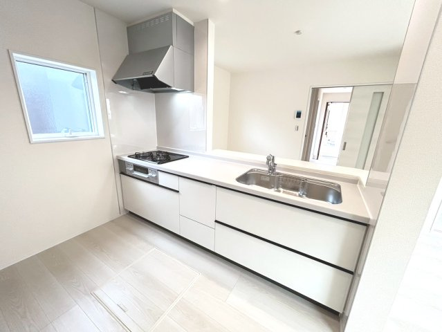 リーブルガーデン　一宮市大赤見（赤見小学校西）　全3区画分譲のキッチン|機能的で手入れがしやすいシステムキッチンでお掃除も楽々。蛇口は浄水器内蔵型で節湯CI対応水栓です。　
人造大理石カウンターやキッチンパネルなど明るくきれいにお使いいただけます。