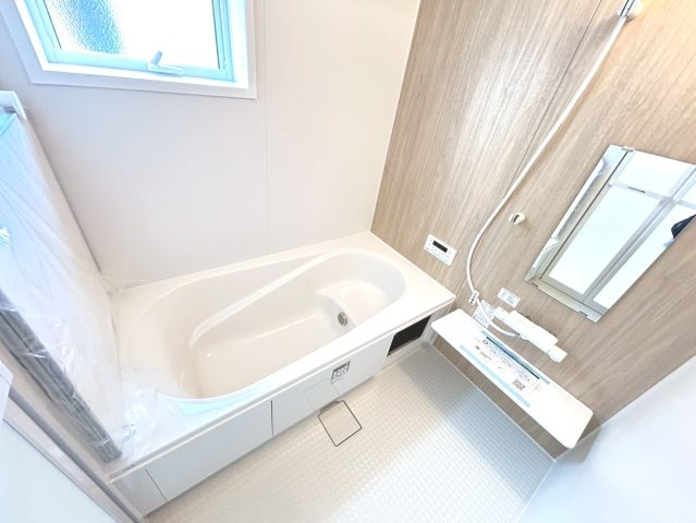 リーブルガーデン　一宮市大赤見（赤見小学校西）　全3区画分譲の浴室|明るく清潔感がある浴室。浴槽は環境にやさしい節水タイプ。浴槽内ステップで半身浴、親子入浴も安心です。
洗い場の床は乾きやすく滑りにくい快適仕様、水はけが良くカビの発生を軽減できます。
