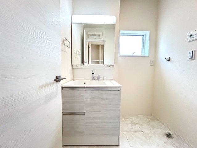 リーブルガーデン　一宮市大赤見（赤見小学校西）　全3区画分譲の独立洗面台|洗面化粧台 幅 750mm、軽く割れにくい洗面ボールと場所をとらないコンパクト設計の本体キャビネットです。
ミラー扉の内側は全て収納スペースです。リフトアップシャワーを採用し両手が自由に使えます