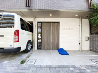 【エントランス】 | オートロックを備えた、マンションのエントランス。やはりセキュリティの観点は欠かすことができません。皆様を“安全”に送り出し、出迎えてくれます。～即日のご見学可能～　お問合せはお気軽にどうぞ。
