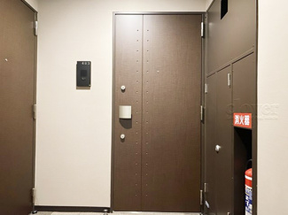 【その他共用部分】 | 皆様をお迎えする、お部屋の玄関ドア。開けやすさや開放角度、ドアノブの操作しやすさや鍵の形状などを、現地で一度ご確認ください。～即日のご見学可能～　お問合せはお気軽にどうぞ。
