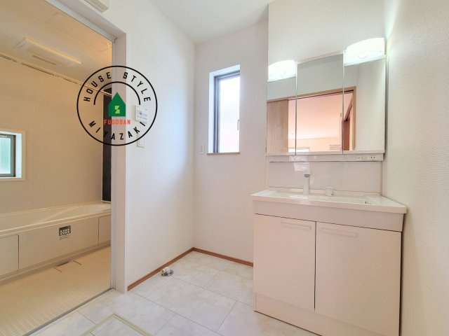 宮崎市本郷南方第1-1棟（1号棟）の脱衣所|ゆとりの洗面スペースで朝の身支度もスムーズに。暮らしを快適に変えるシャワー付洗面台です！