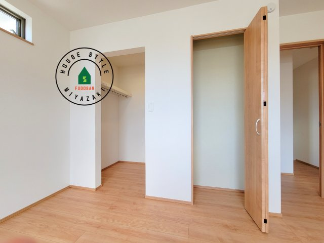 宮崎市本郷南方第1-1棟（1号棟）の収納|洋服や大きな荷物が多い方や人数の多いご家族などは、一般的なクローゼットよりもウォークインクローゼットのほうが使い勝手が良いです。