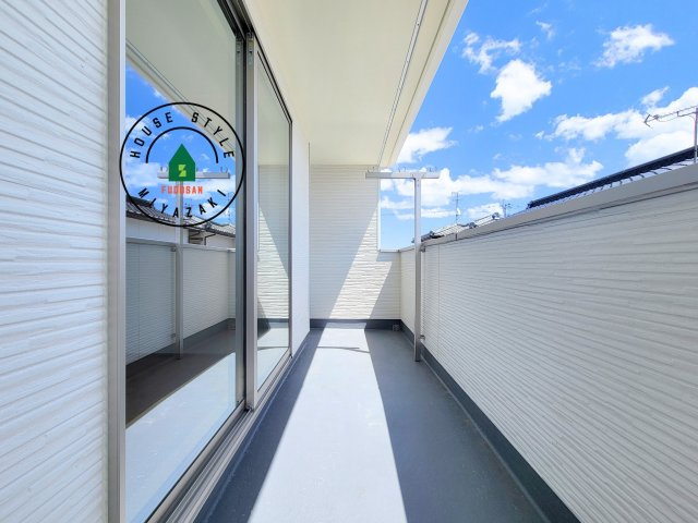 宮崎市本郷南方第1-1棟（1号棟）のバルコニー|風をしっかりと感じられるバルコニーでは、毎日が洗濯日和です。広々としているので洗濯も楽しくなるでしょうし、気分転換にバルコニーからの眺めを楽しむのもいいでしょう。