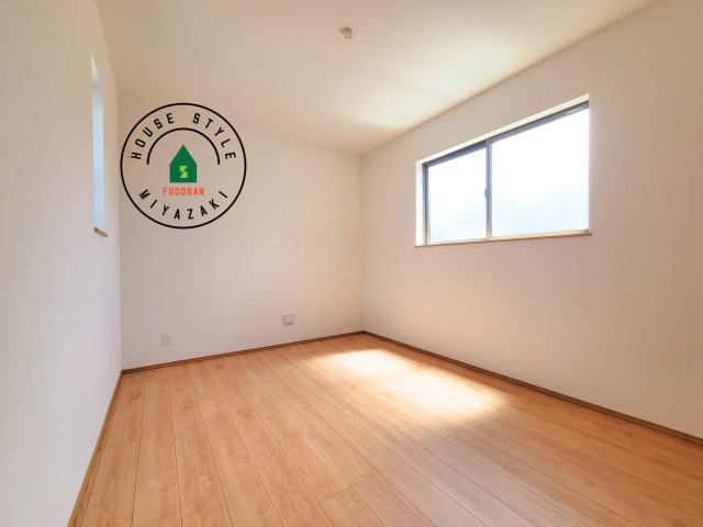 宮崎市本郷南方第1-1棟（1号棟）の洋室|柔らかい陽光が差し込む明るいお部屋を演出する設計。彩光の取れる窓が気持ちの良いお部屋を創り上げます。