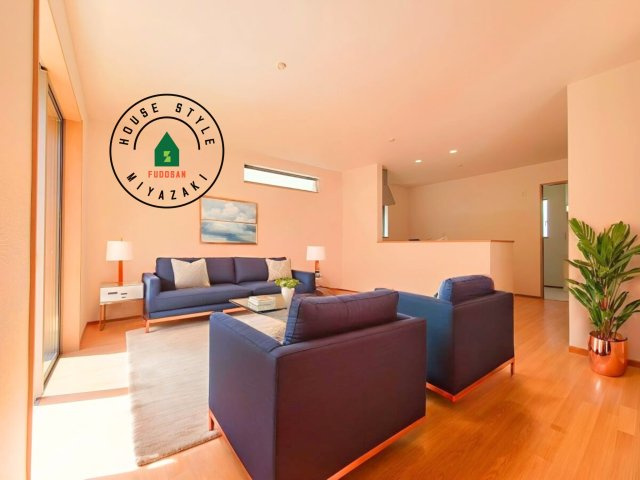 宮崎市本郷南方第1-1棟（1号棟）の居間・リビング|明るく開放的なリビングダイニングは豊かな陽光が注ぎ込み、やすらぎの空間を演出してくれます。ご家族で楽しいひとときをお過ごし下さい。※家具はCGを合成したものです。同社仕様