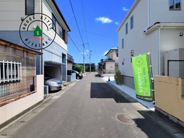 宮崎市本郷南方第1-1棟（1号棟）の前面道路含む現地写真|前面道路は閑静な住宅地をはしる車通りの少ない道路。お車の出し入れが苦手なママや小さなお子様にも安心ですね。しっかり舗装もされているので、ベビーカーや自転車で通っても快適に通行できます。