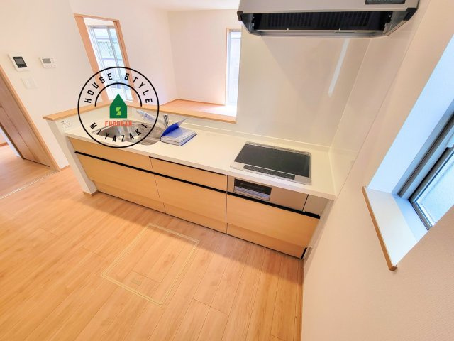 宮崎市本郷南方第1-1棟（1号棟）のキッチン|明るいキッチン作業スペースを多くとりました。ご夫婦でキッチンに立っても調理がしやすい広さです。食器類もすっきりと片付く収納は魅力的です。